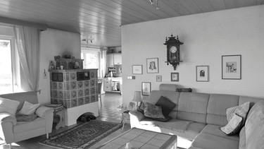 Traumhäuser: Ein Haus mit Vergangenheit; Innenansicht des Wohnzimmers mit Kachelofen vor dem Umbau. | Bild: Michaela und Alexander Fiedler