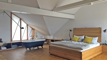 Traumhäuser - Ein Haus mit Vergangenheit: ausgebautes Dachgeschoss mit Schlafzimmer | Bild: BR/Alexander Fiedler