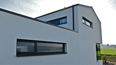Blick von Nordwesten auf Garagenblock und Wohnhaus. | Bild: Frieder Käsmann