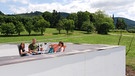 Die Dachterrasse bietet einen geschützten Freisitz mit herrlichem Ausblick. | Bild: Johannes Kottjé