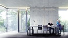Holz, Beton und ganz viel Glas: Großzügiges Ambiente im Erdgeschoss | Bild: Andy Brunner