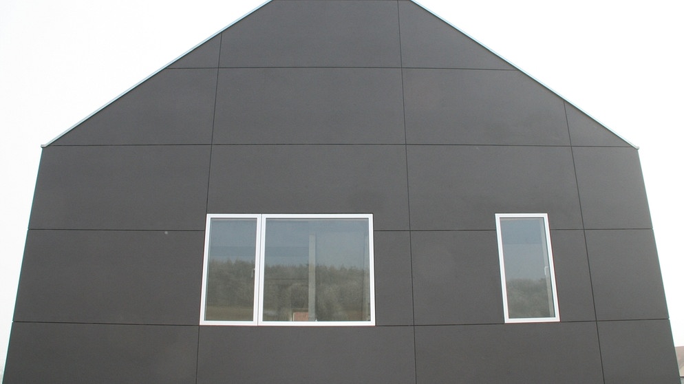 Ein Einfamilienhaus in schwarzer Hülle | Bild: Frieder Käsmann/BR