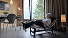 Stilvoll Ruhen auf der Corbusier-Liege - hier hat sich die Bauherrin einen lang gehegten Wunsch erfüllt. | Bild: BR / Sabine Reeh