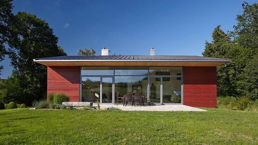 Ein Holzhaus mit Industriedach | Bild: Foto Zolleis