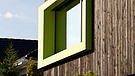 Sein auffälliger Rahmen verleiht dem großen Panoramafenster Prägnanz. | Bild: S. Ottinger / R. Rissland