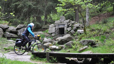 Kathrin Meyer unterwegs auf ihrem Fahrrad am Ochsenkopf im Fichtelgebirge.  | Bild: BR