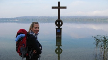 Ein schlichtes Holzkreuz im Starnberger See markiert die Stelle, an der König-Ludwig II. ums Leben kam. | Bild: BR / Klaus Ickert