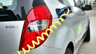 Elektroauto wird geladen | Bild: picture-alliance/dpa