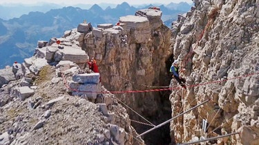 Der Hochvogel im Oberallgäu: Hier klafft ein Riesenspalt am Gipfel, der seit zwei Jahren immer größer wird.  | Bild: BR