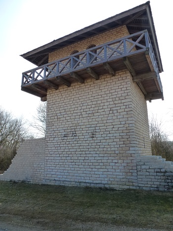 Wachturm-Nachbildung aus Stein in Titting-Erkertshofen | Bild: BLfD