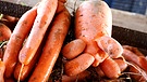 Für Gärtner ärgerlich: Nur ein Teil der Gemüse-Ernte landet bei den Verbrauchern auf dem Teller. Krumme Karotten zum Beispiel haben keine Chance, in den Handel zu gelangen. | Bild: picture alliance / AGRAR-PRESS | Krick