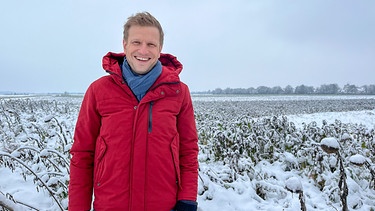 Moderator Florian Kienast vor verschneiter Landschaft | Bild: BR