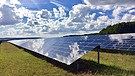 Photovoltaikanlage auf einem Feld | Bild: picture alliance / Shotshop | Frank Gärtner