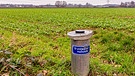 Symbolbild: Eine Grundwassermessstelle an einem Feld. | Bild: picture alliance / Goldmann