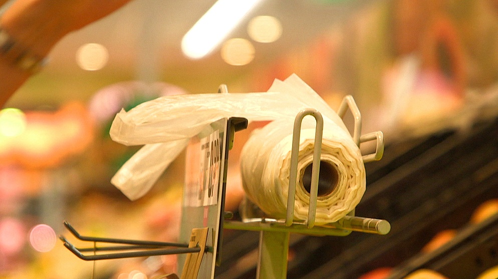 Plastiktüten im Supermarkt | Bild: BR