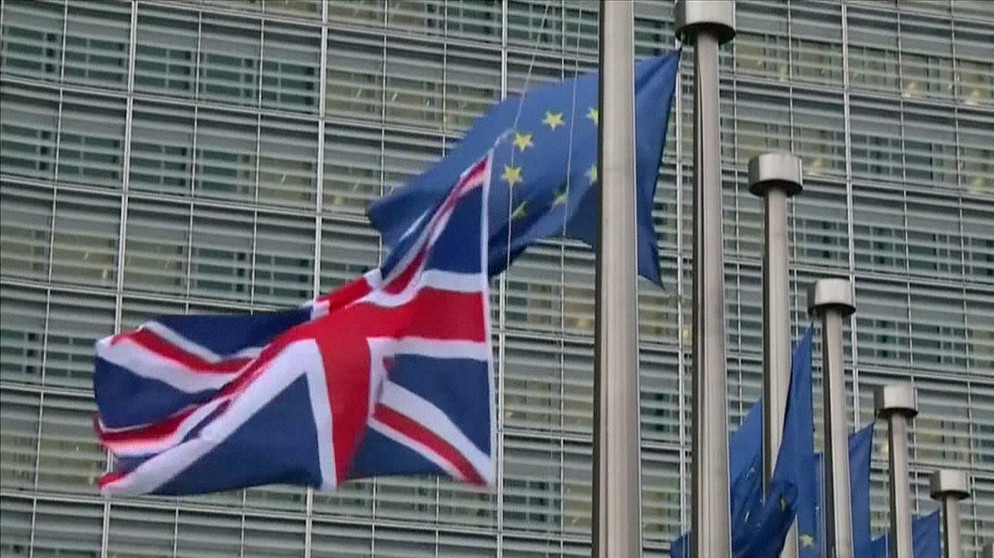 Britische Flagge vor EU-Fahnen | Bild: BR