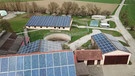 Bauernhof mit Solarzellen auf den Dächern | Bild: BR