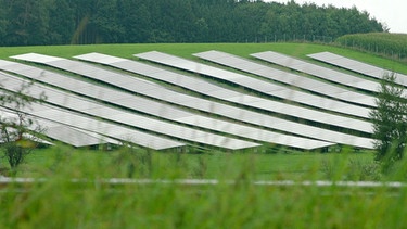 Photovoltaikanlage auf Wiese | Bild: BR