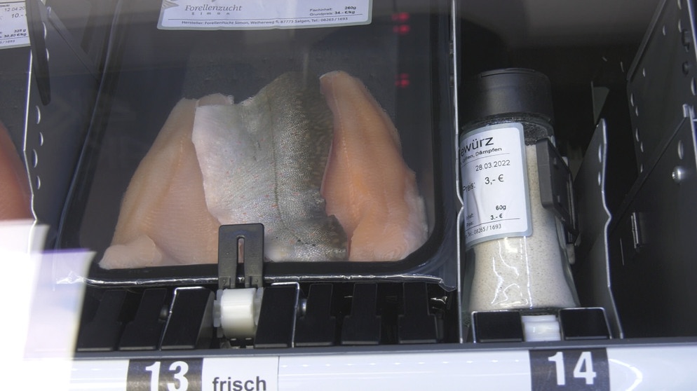 Abgepackter Fisch im Forellenautomaten | Bild: BR