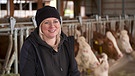 Landwirtin Karin Beßlein leitet einen Hof mit 160 Milchkühen und ist gleichzeitig Mutter von zwei Kindern.  | Bild: BR