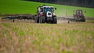 Allgäuer Bauern gegen bodennahe Gülle-Ausbringung | Bild: picture-alliance/dpa