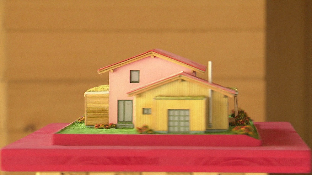 Ein Holzhaus-Modell | Bild: BR