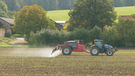 Landwirt fährt Traktor über seine Felder | Bild: Ulrich Detsch/BR