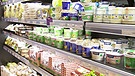 Milchprodukte im Supermarkt-Regal | Bild: BR