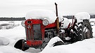 Verschneiter alter Traktor | Bild: picture alliance / Bildagentur-online/McPhoto-Webel