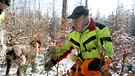 Hans Webersberger gibt Jagdkurse für Waldbesitzer, die ihren Wald selbst bejagen wollen. | Bild: BR
