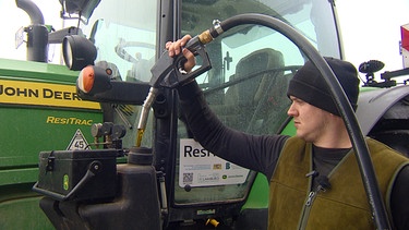 Landwirt Adrian Reuß betankt seinen Traktor mit Rapsöl | Bild: BR