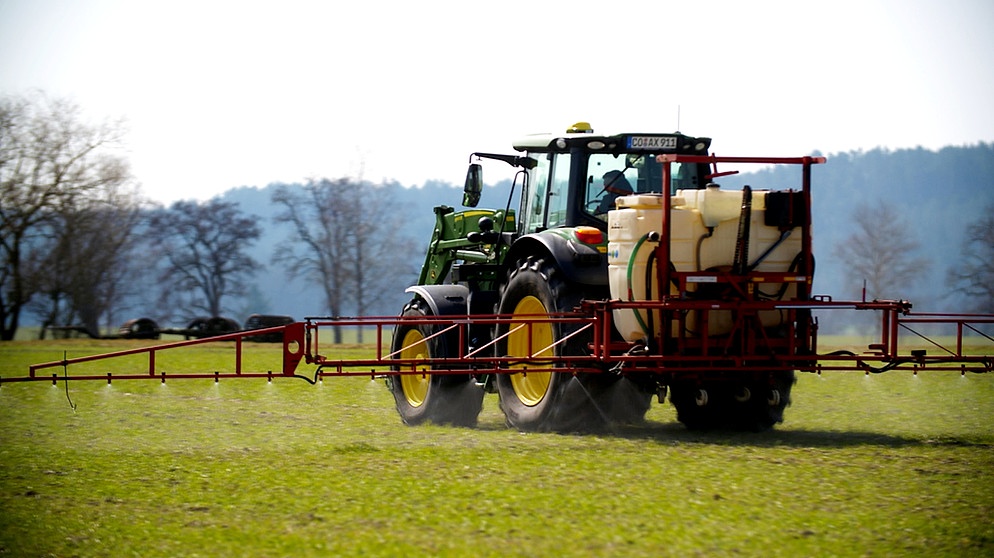 Landwirte sollen in Zukunft 50 Prozent weniger Pflanzenschutzmittel verwenden - geht das? | Bild: BR