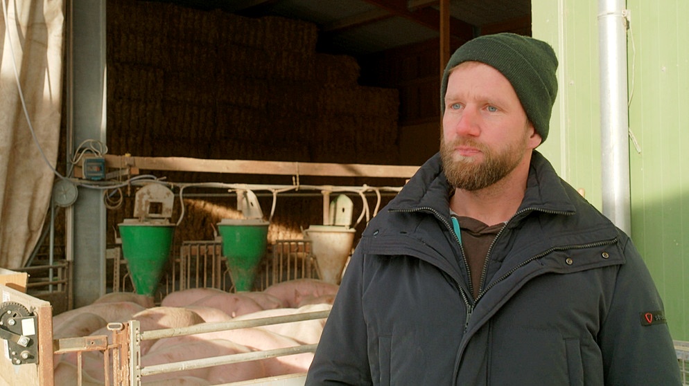 Landwirt Matthias Walser hält Schweine und baut auf 120 Hektar Acker Kartoffeln, Weizen und Zuckerrüben an. Für Unser Land legt er die Fakten auf den Tisch und zeigt offen, wie viel Förderung er für seinen Betrieb bekommt.  | Bild: BR