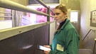 Dr. Veronika Weber ist Tierärztin und arbeitet als Tierschutzbeauftragte auf einem Schlachthof. Klingt nach einem Widerspruch? Ist es aber nicht.  | Bild: BR