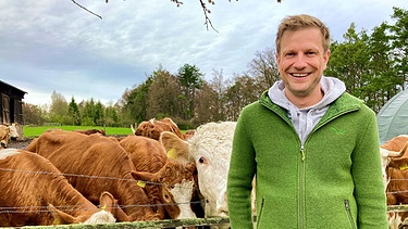 Unser Land Moderator Florian Kienast vor einer Kuhherde | Bild: BR