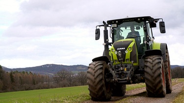 Traktor auf Feldweg | Bild: BR
