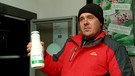Landwirt Georg Koch mit Milchflasche | Bild: BR