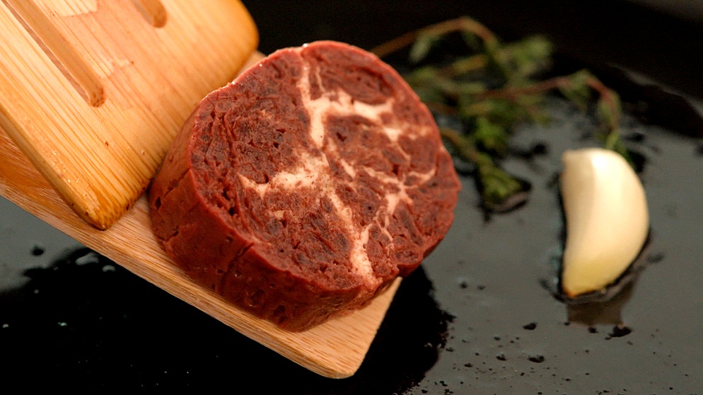 Fleisch aus Zellkulturen in der Bratpfanne | Bild: BR