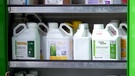 Pestizide im Schrank | Bild: BR
