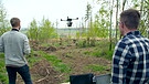 Im Frankenwald sind Harvester und Drohnen im Einsatz, um neue Bäume zu säen. Drohnen verstreuen das Saatgut von Birken usw. großflächig über den Kahlfächen. | Bild: BR