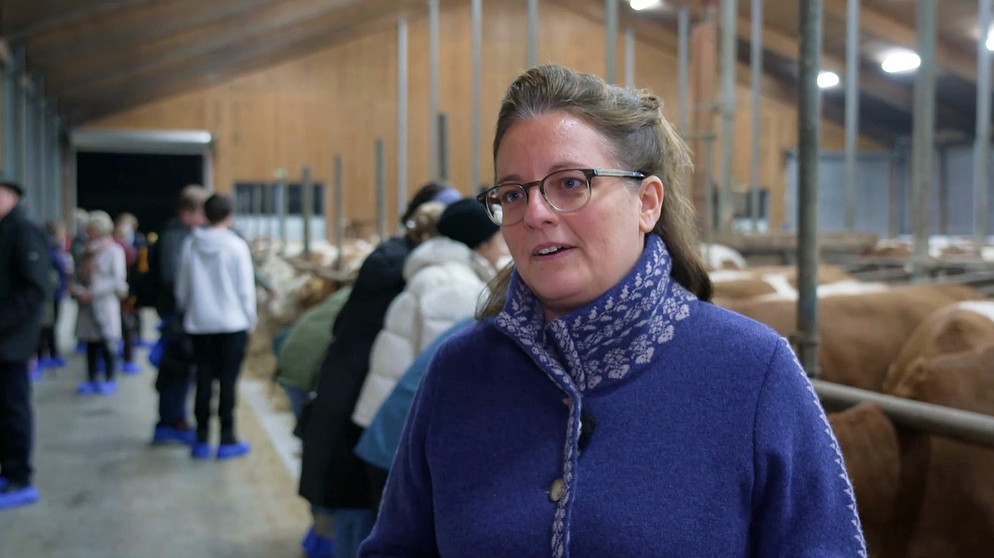 Landwirtin Manuela Thalhammer betreibt seit 9 Jahren mit ihrer Familie ein Café über ihrem Kuhstall. Besonders vor Weihnachten ist viel bei ihr los. | Bild: BR