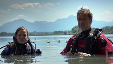 Stefanie Ruegg und Stefan Zimmermann sind Gewässerforscher | Bild: BR