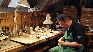 Pierre Chaubert in seiner Geigenbauer-Werkstatt | Bild: BR