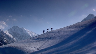 Unter unserem Himmel: Alpen abseits des Trubels - Alternative Bergsteigerdorf: Drei Menschen auf dem verschneiten Berg | Bild: BR