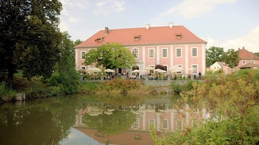 Neunburg vorm Wald: Am Eingang des Murnthals, in Kröblitz, liegt das Schloss der Familie Grimm | Bild: BR