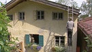 Waltraud Gschwendtner und Harald Staub leben im Kleinhäuslerhaus  | Bild: BR