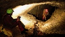 Zwei Forscher in der Hölloch, der zweitgrößten Höhle Deutschlands. | Bild: Gerhard Baur Filmproduktion