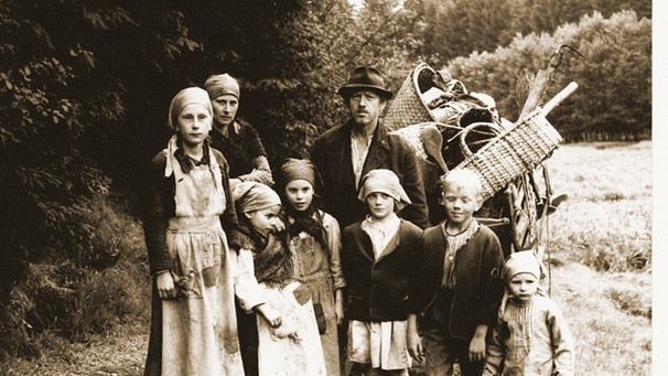Vater Meier (Karl Schöll) mit den Kindern, die von Laiendarstellern gespielt werden. | Bild: BR