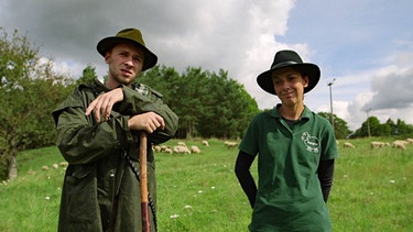 Markus Göhl und seine Freundin Kerstin arbeiten gemeinsam mit den Schafen. Davon allein können sie aber nicht leben. | Bild: BR/Volker Schmidt