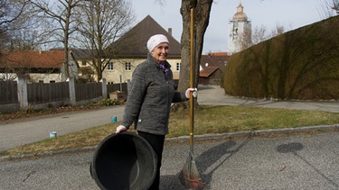 Kathi Ostermeier kümmert sich um ein schönes Dorfbild von Baierbach.  | Bild: BR/Matti Bauer
